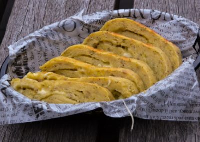 Aardappeldeeg gevuld met kaas