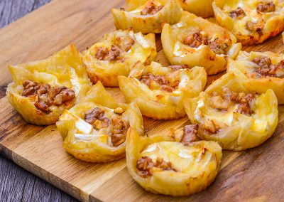 Bladerdeeg snack met brie en honing